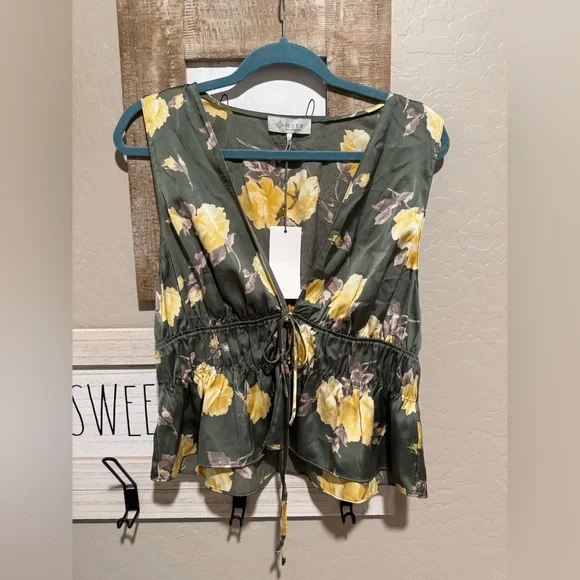 Wayf Floral Green Sleeveless Top - Picture 4 of 8